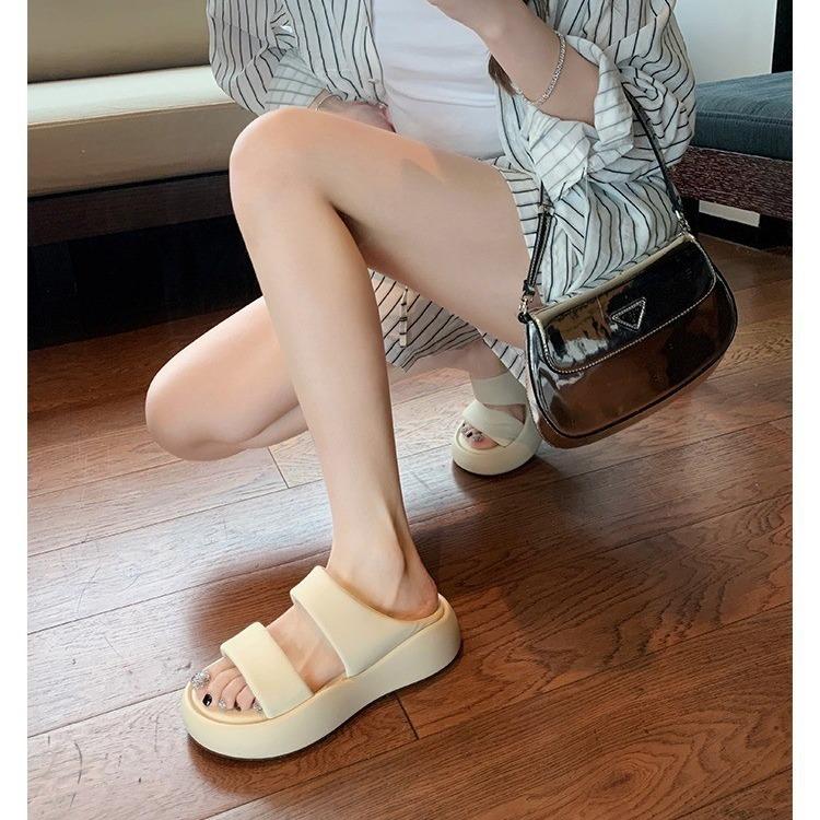 Cool slippers women's summer wear 2025 new thick-soled heightening stepping on shit feeling beach fashion sandals bread one-word drag