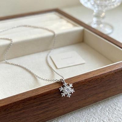 Rhinestone Snowflake Necklace - Elegant Winter Clavicle Chain with Simple, Luxurious Design