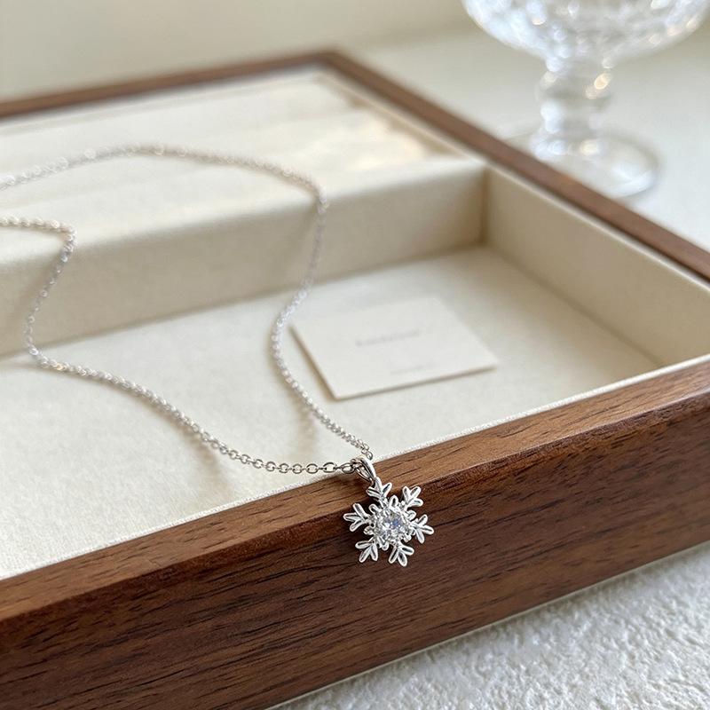 Rhinestone Snowflake Necklace - Elegant Winter Clavicle Chain with Simple, Luxurious Design