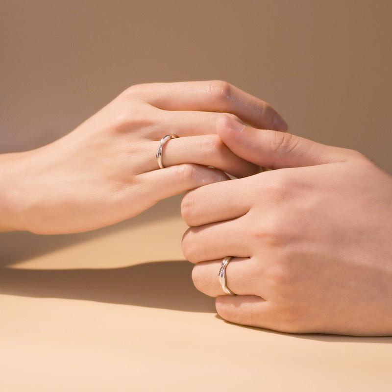 Moebius Infinity Couple Rings - Elegant Intertwined Open Rings for Lovers