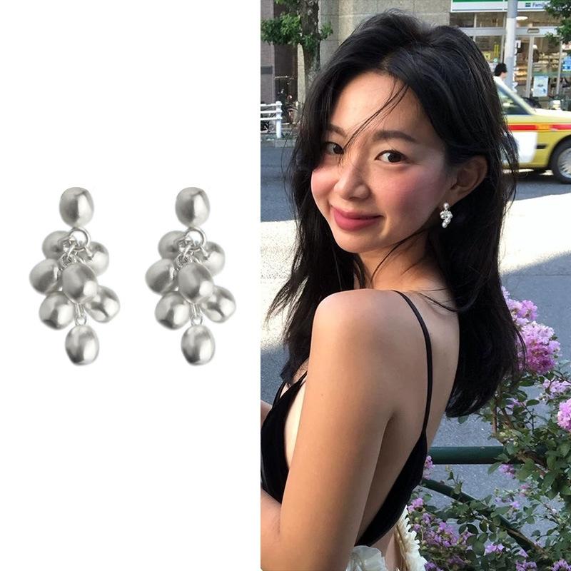 

Metal small bean fringed earrings, personality and creativity, cold wind temperament earrings, niche high-end earrings