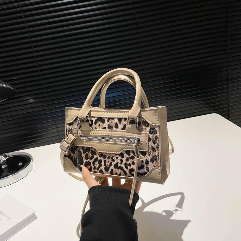 

Internet celebrity leopard print handbag 2025 spring new versatile ins shoulder messenger bag temperament foreign style small square bag women хаки