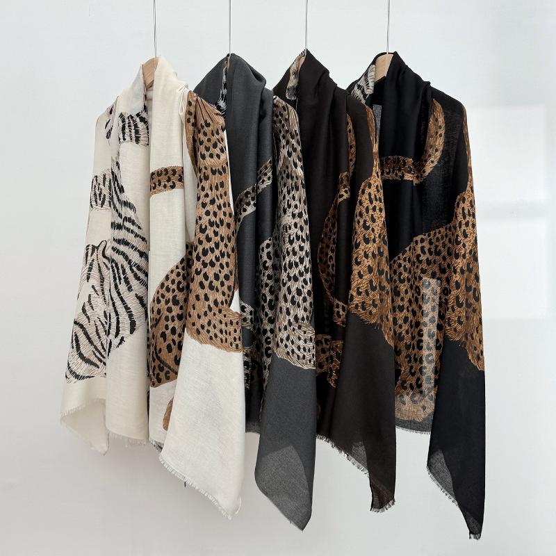 Luxury Women Scarf Leopard Tiger Print Scarf Soft Shawl Vintage Animal Scarf Oversized Breathable Neck Scarves Daily Outfit
