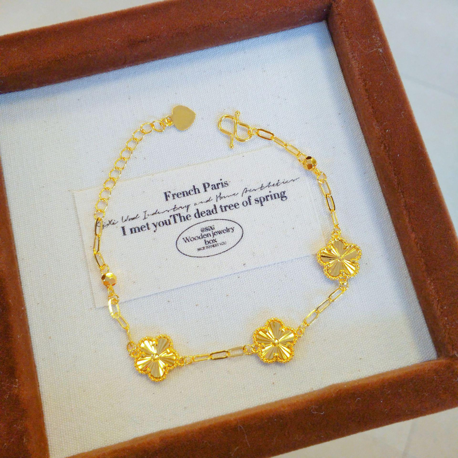 

Gold Shop-Inspired Five-Flower Bracelet: Light Luxury Peach Blossom Gift for Women.