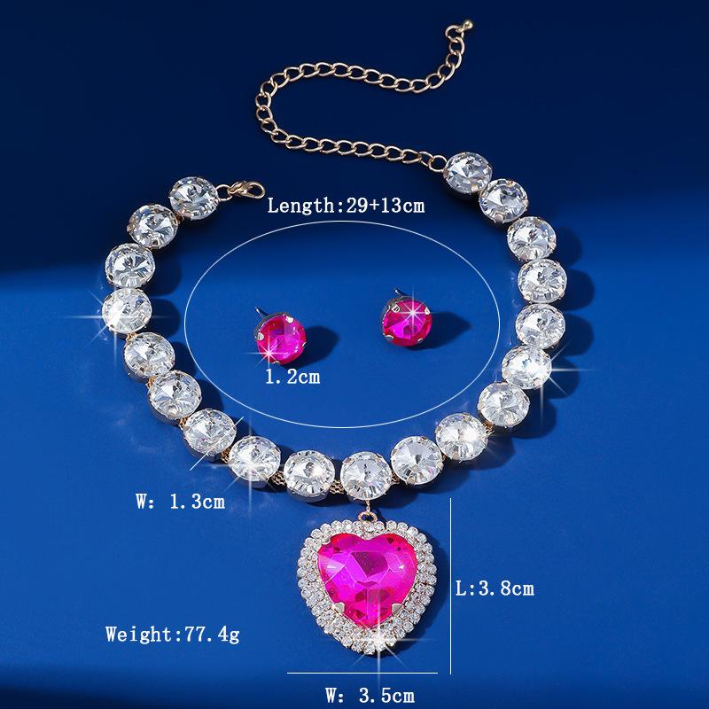 

Популярный комплект из двух частей: европейское и американское вечернее платье с подвеской из стразового кристалла в виде сердца.