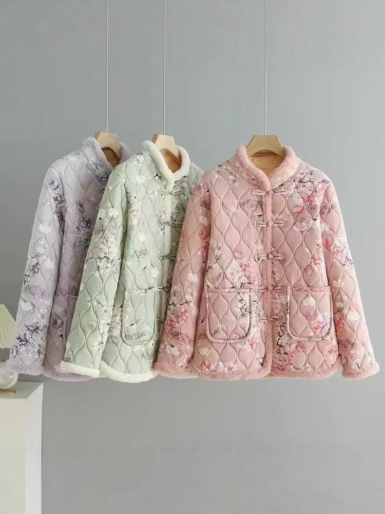 

Mom s Stylish Winter Cotton Jacket with Fleece for Middle-aged & Elderly Women - Warm, Fashionable Chinese National Style Outerwear. 5XL (145-155 cm) світло-фіолетового кольору