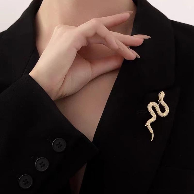 2024 High-End Rhinestone Snake Brooch for Women: Light Luxury Suit Accessory, Anti-Exposure Design
