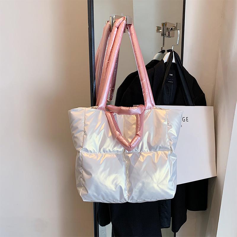 New Women's Bag High End Down Jacket Handbag Large Capacity Fashionable Autumn and Winter Cotton Jacket Shoulder Bag Commuting Toy Bag