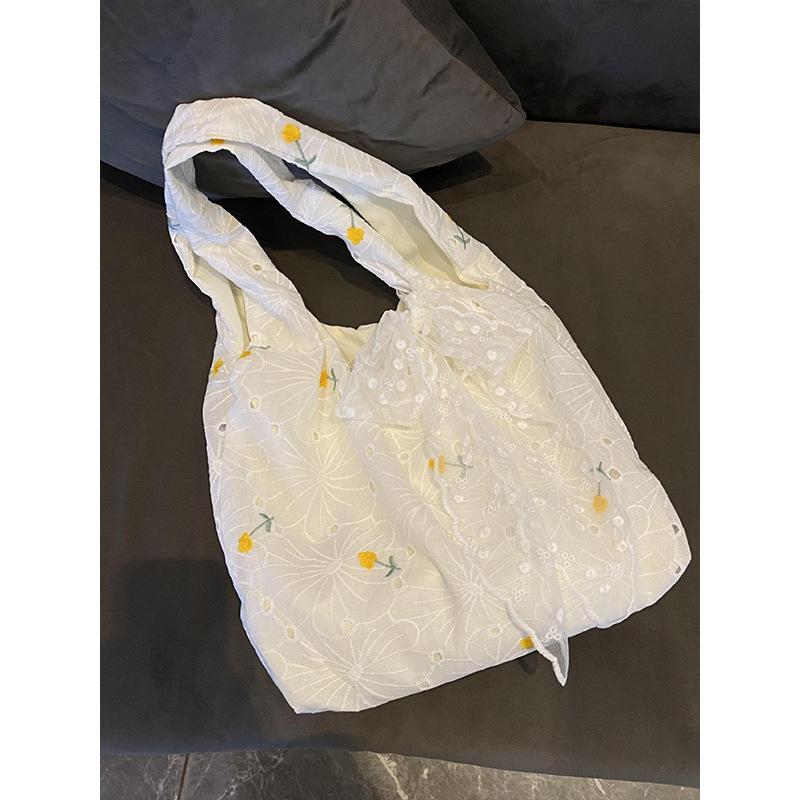 A Large-capacity Embroidered Single-shoulder Underarm Tote Bag with Fresh and Delicate Flowers