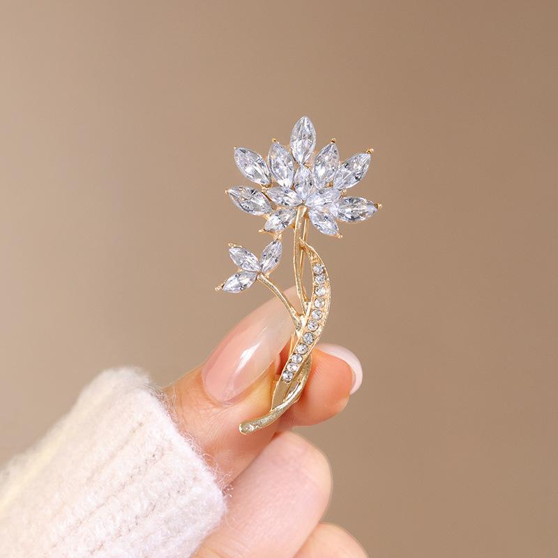 New Pearl Ginkgo Leaf Brooch Women's Anti-Glow Dummy Golden Pin Decorative Jacket Suit Fixed Clothes Accessories
