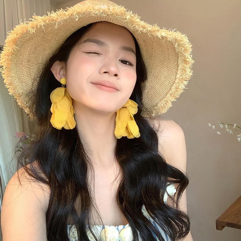 Seaside vacation wind flower petals fringed earrings women's summer new travel atmosphere temperament stud earrings ear jewelry