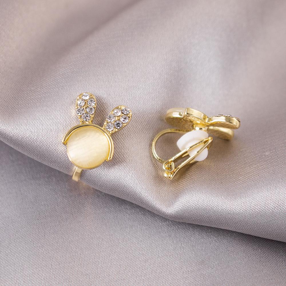 Elegant Clip-On Triangle Earrings for Non-Pierced Ears - Versatile, Light Luxury for Everyday Wear.