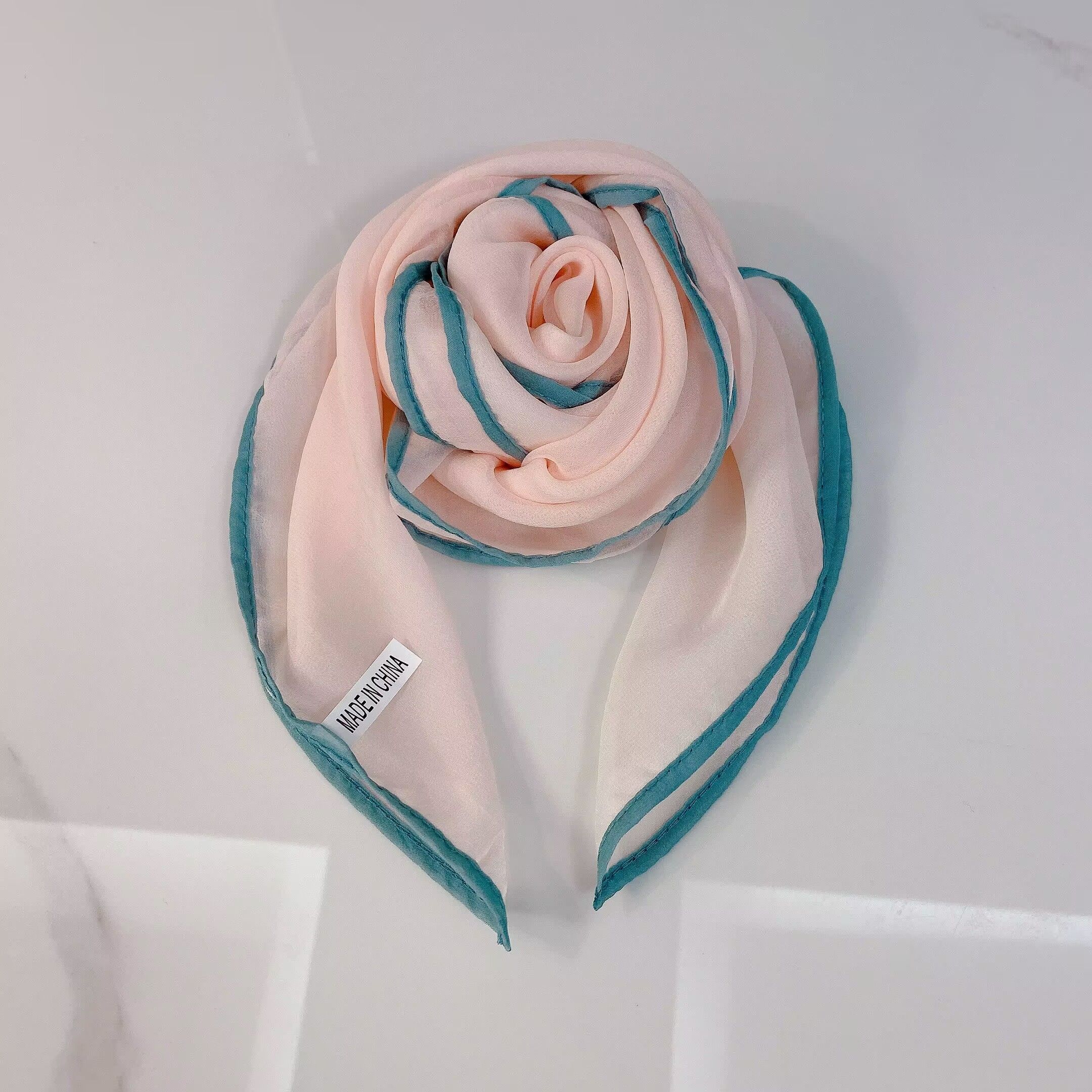 

Шелковый шарф, весенне-летний, тонкий, стильный и универсальный, корейский вариант, шарф в стиле темперамент, ветрозащитный, небольшой, свежий, однотонный, квадратный шарф светло-розовый