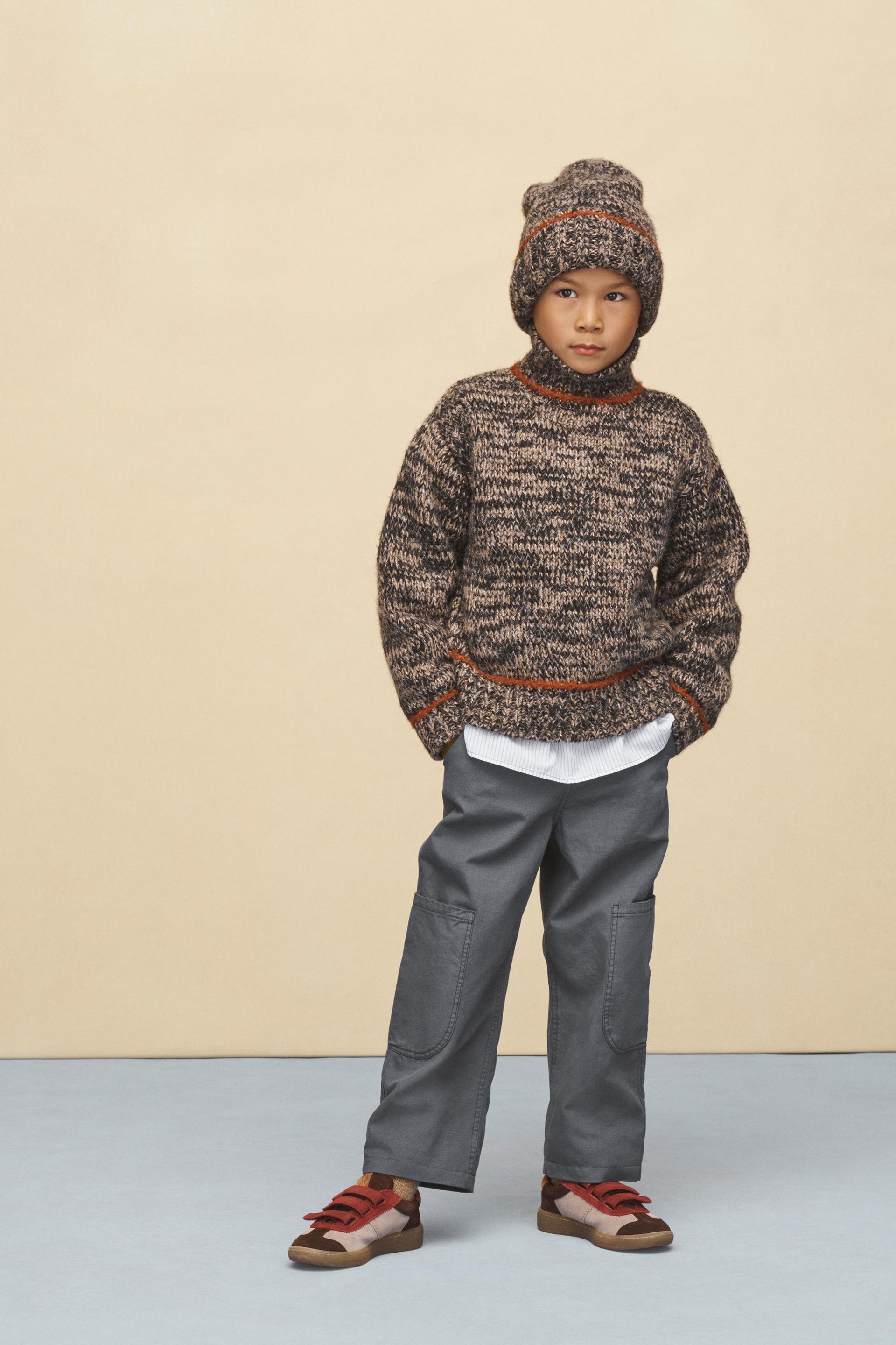 

ТРИКОТАЖНЫЙ СВИТЕР С ПЯТНИЦАМИ – ОГРАНИЧЕННЫЙ ВЫПУСК