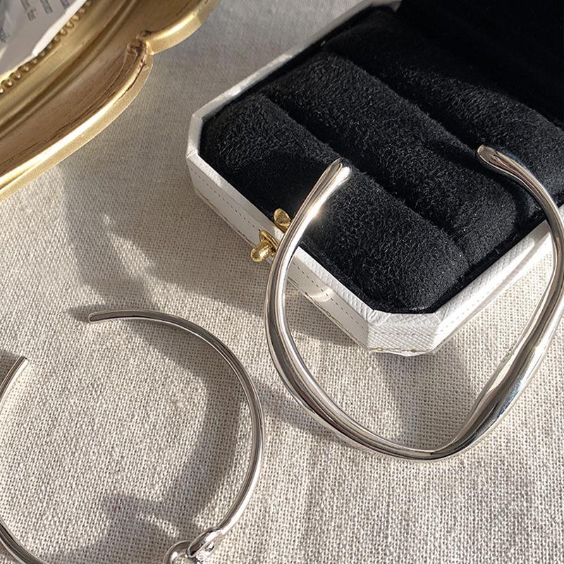 Korean Retro Geometric Wave Bracelet: Trendy Hip Hop Clubbing Accessory for Women