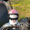 Dekoracja Kierownicy Uroczy Kot z Kaskiem Śmigło Ornament Kierownicy Roweru Wisiorek Motocyklowy Wzór w Kształcie Kotka Rozciągliwy Pasek