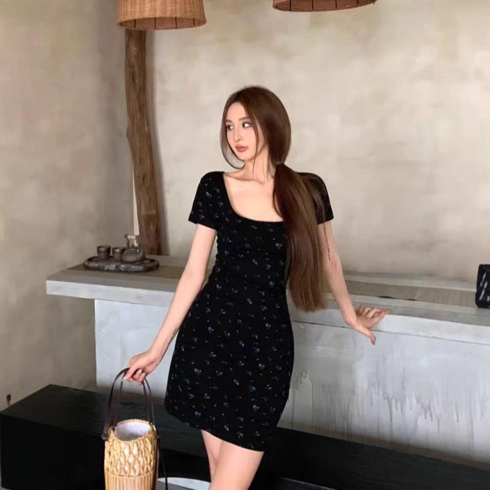 

Женское ретро-платье черного цвета из трикотажа с коротким рукавом и квадратным вырезом, с цветочным принтом - Приталенный крой, облегающий бедра, средней длины XXL Premium