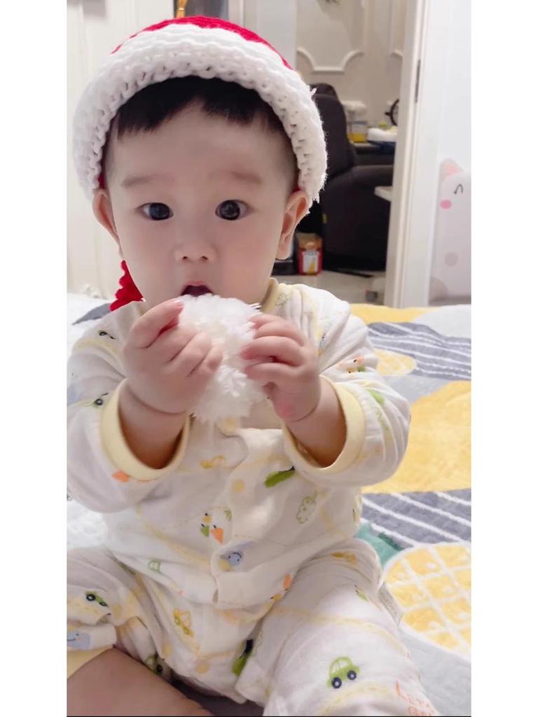 Infant Christmas Knit Photography Hat - Red Long-Tail Styling for Newborn and Children's Photos