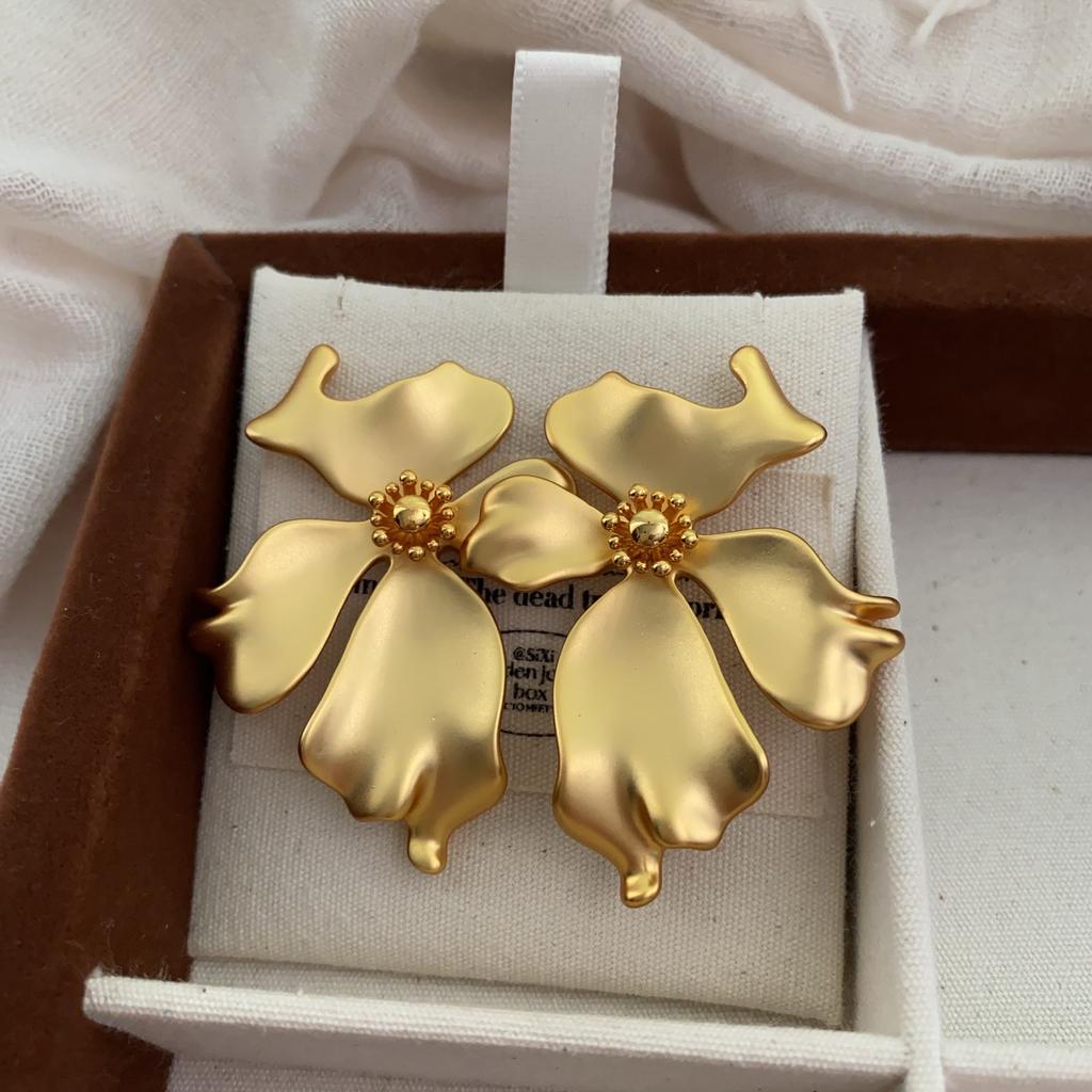 High-End Metal Irregular Flower Stud Earrings Atmospheric Earrings Luxury Personality Fashionable Petal Earrings