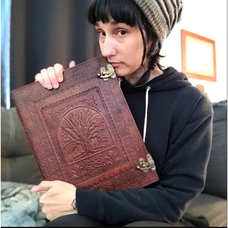 

Большой кожаный блокнот для мужчины и женщины, Блокнот, Обложка с тиснением символа Древа жизни, Кожаный гримуар, Гостевая книга 13 x 10 in