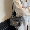 Denim Crossbody-Tasche mit Schmetterlingsstickerei Mehrschichtige Handytasche Damen Kleine quadratische Tasche