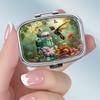Cutie Portabilă pentru Pastile cu 2 Compartimente, Mini Cutie Metalică Organizatoare pentru Medicamente, Recipient Drăguț cu Imprimeu pentru Vitamine, Pastile, Bijuterii, Călătorii, Utilizare Zilnică