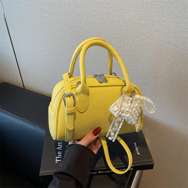 Fashion messenger bag niche casual small square bag women's 2025 summer new hand carry simple commuter shoulder bag