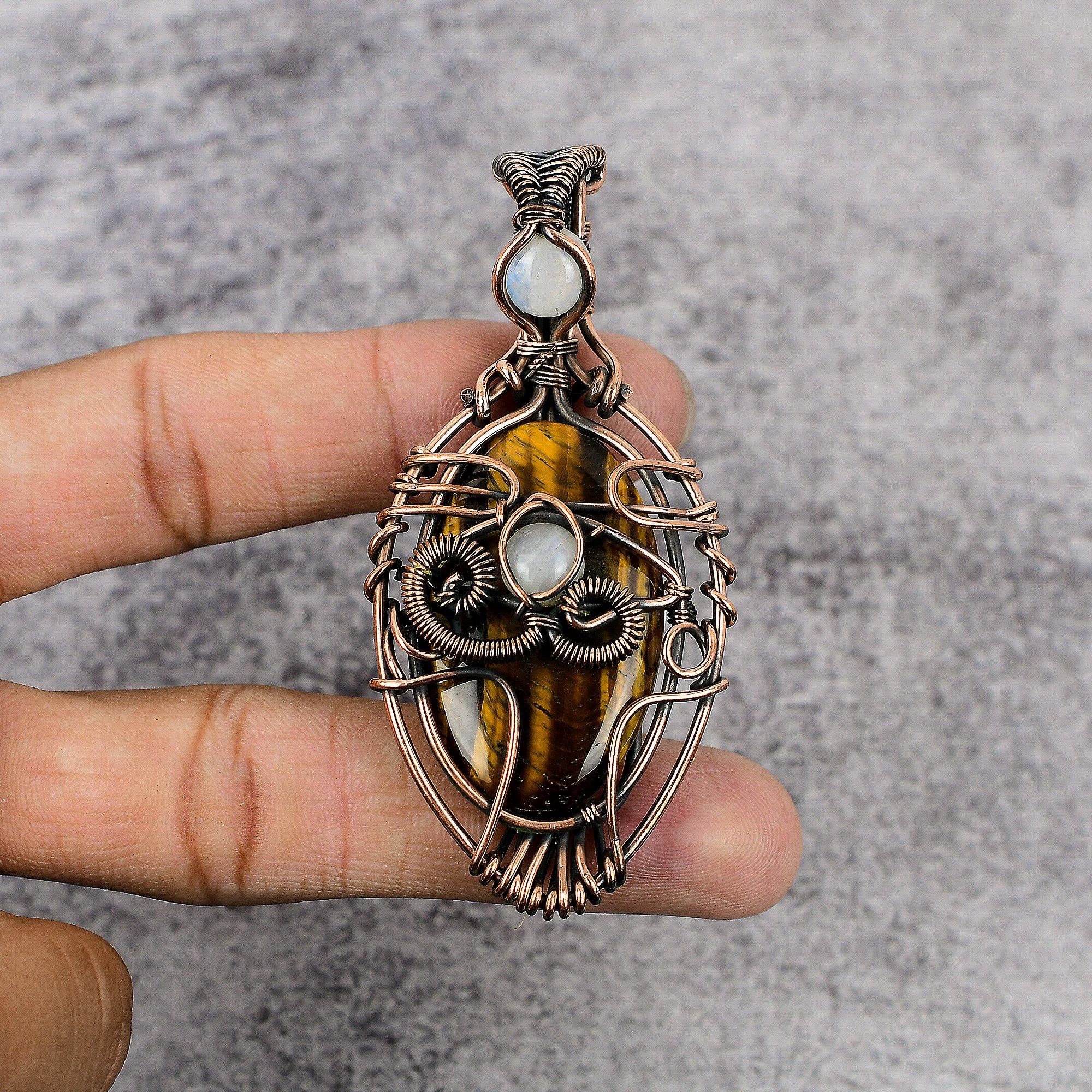 

Кулон из тигрового глаза и радужного лунного камня, обернутый медной проволокой 999 пробы, кулон из драгоценного камня ручной работы, подарок для мамы, антикварное украшение 2.55 Inches