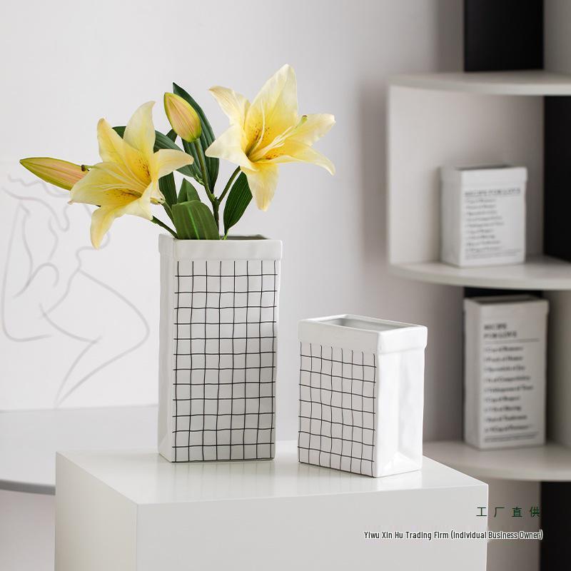 Skandynawski biały ceramiczny wazon na suszone lub świeże kompozycje kwiatowe w wystroju salonu