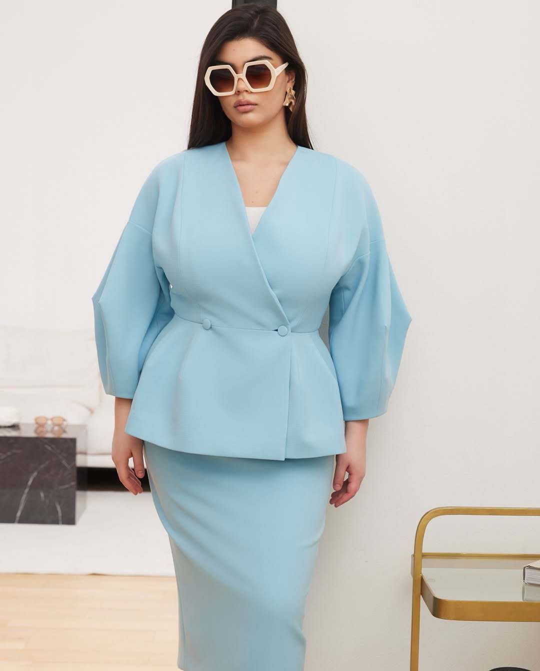 

Жіноча біла блузка з V-подібним вирізом та рукавами-буфами, у комплекті зі спідницею слім-фіт, елегантний офісний одяг XXL небо синє кольору