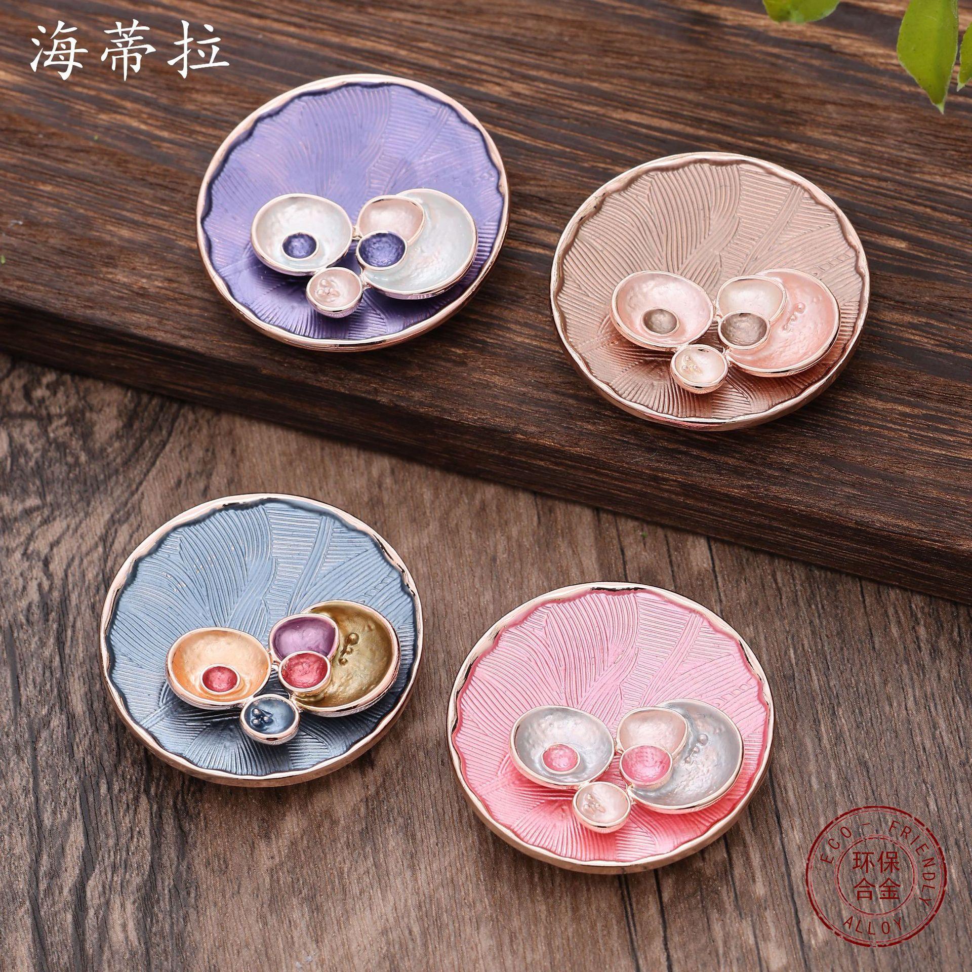 

New round geometric enamel color water lily magnetic brooch, high-end brooch for women out of the street banquet Magnetic Suction