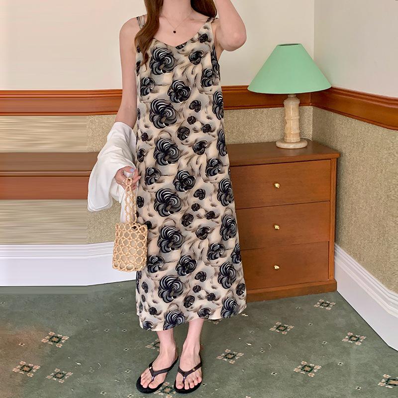 

Летнее атласное черное платье-миди на бретелях с V-образным вырезом и розой - Искусственный шелк XXXL (130-145 cm) ярко-розовый/чёрный