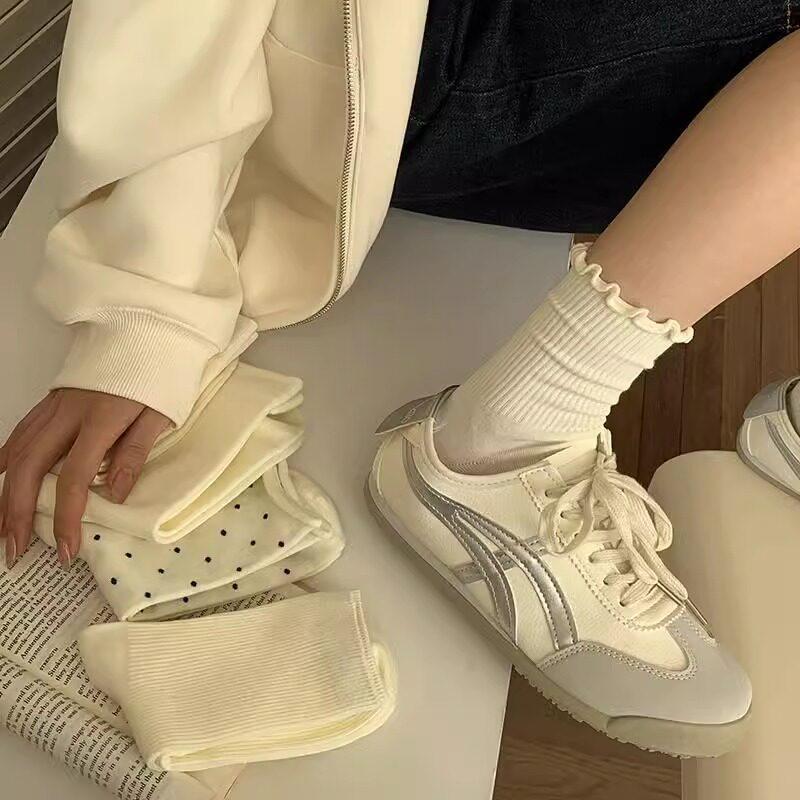 Women's Mid-Tube Solid Color Socks - Black & White, Korean Style, All-Match, Trendy for Spring and Autumn Sports.