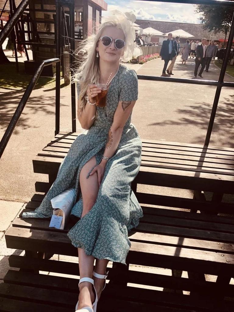 Wickelkleid mit Blumenmuster und V-Ausschnitt und kurzen Ärmeln 2022