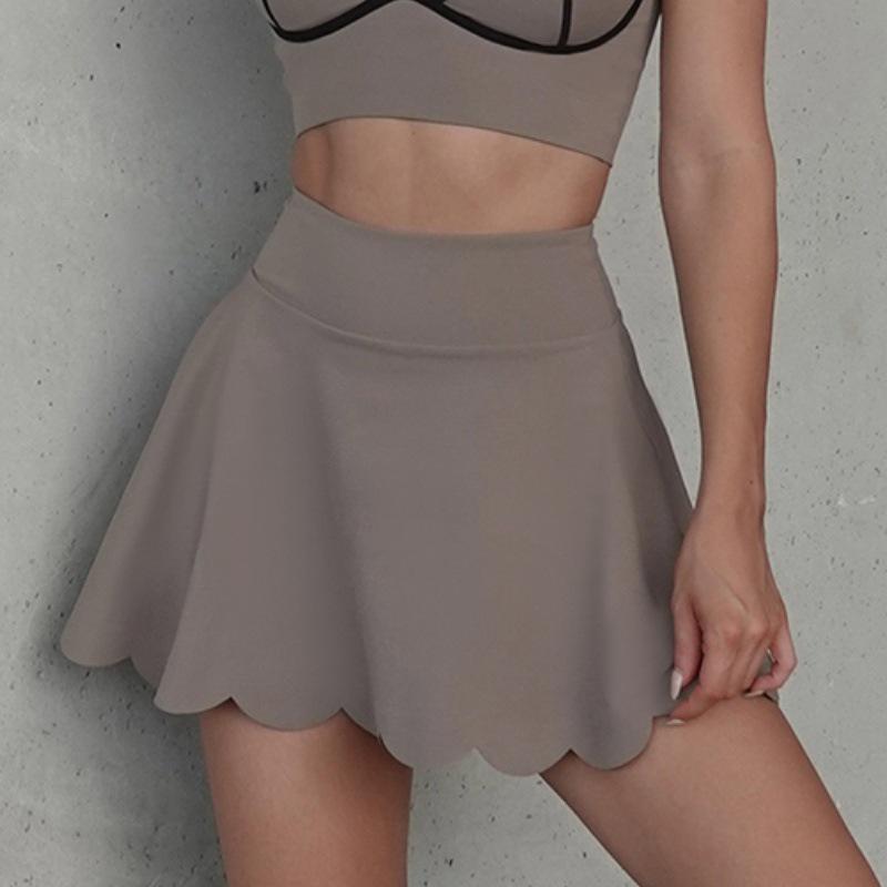 Sportrock mit integrierten Sicherheitsshorts für Bedeckung und Hüftlift