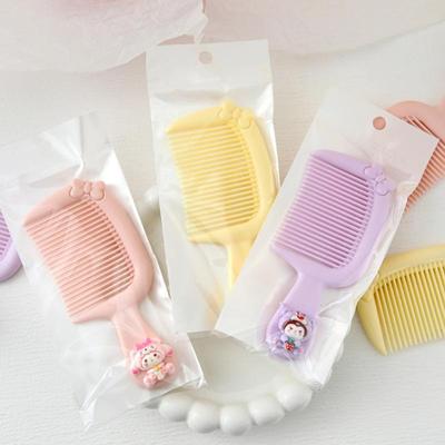 3 db Műanyag Antisztatikus Egyenes Fésű Hordozható Rajzfilm Sanrio Mini Fésű Cukorka Színű Finom Fogú Kibontó Fésűk Gyermekeknek