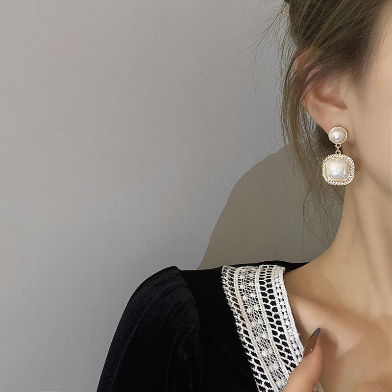 Boucles d'oreilles tendance haut de gamme en argent, cristal et perle 2023: Déclaration Exquise, Luxe Léger pour Femmes