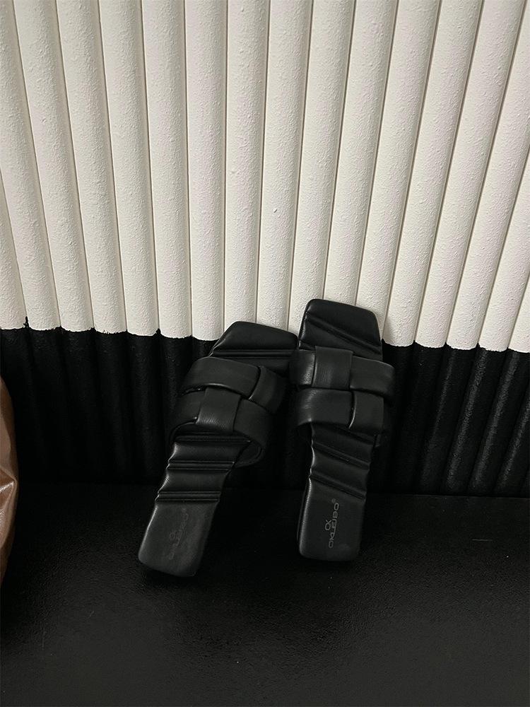 This design is amazing! Open-toed square-headed woven flat-bottomed slippers for women's wear 2025 summer soft-bottomed beach sandals