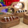 Elegante Ringbox mit vier Fächern Ring-Präsentationsetui aus Schwarznuss mit transparentem Sichtfenster für Schmuckliebhaber