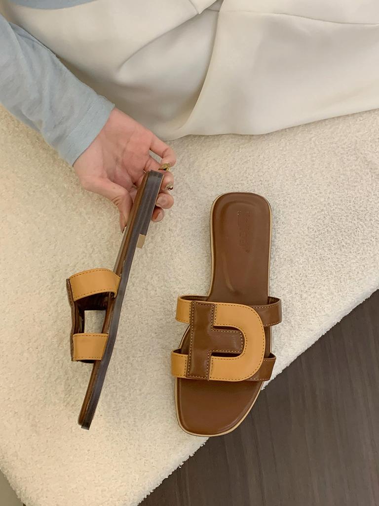 Flat-bottomed open-toed hollowed-out casual versatile one-word slippers 2025 new square-headed flat-bottomed beach embossed cool slippers women