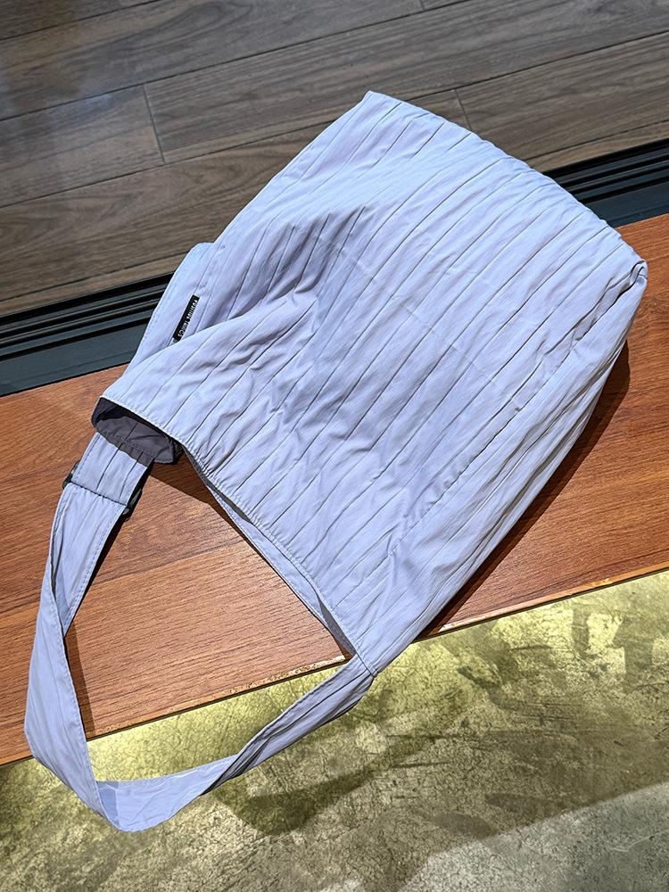 

Японская ленивая ветряная плиссированная сумка через плечо женская новая нишевая парусиновая сумка большой вместимости студенческая для учебы и работы сумка-тоут фиолетовый