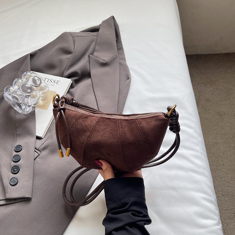 

Ретро сумка-багет под мышкой женская 2025 осень новая модная высокоценная сумка-круассан текстурированная сумка-мессенджер в иностранном стиле темно-коричневого