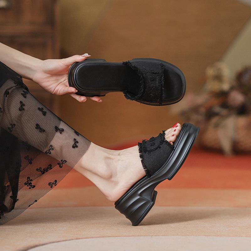 

Fairy with skirt, slippers, female wearing new muffin thick-soled beach, lazy one-pedal sandals 39 чорний