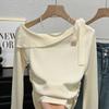 Designowa Niszowa Wąska Baza Wysokiej klasy i Unikalny Top z odkrytymi ramionami Temperamentny Dzianinowy T-shirt dla Kobiet na Jesień