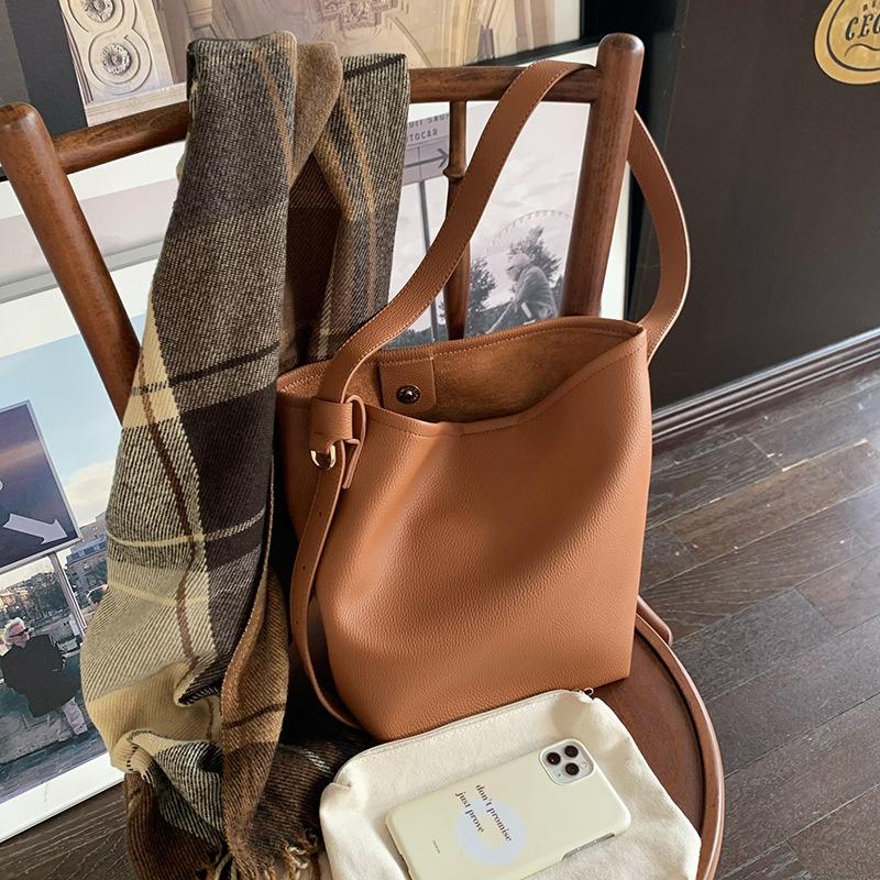 Textured Big Bag Women's New Fashion Shoulder Messenger Bag Commuting To Work Large Capacity Soft Leather Bucket Bag