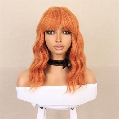 Damska Krótka Pomarańczowa Falowana Peruka Syntetyczna Premium z Grzywką Kostium Cosplay Anime Falowane Kręcone Peruki Peruka Drag Queen Karnawałowa Impreza