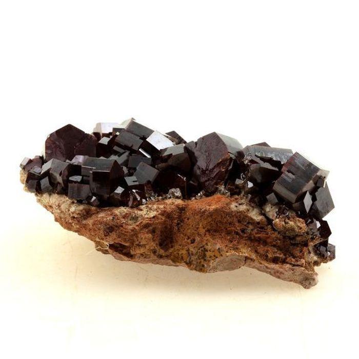 Pierres et Minéraux. Vanadinite. 1078.0 ct. Mibladen Mining District, Midelt, Maroc.