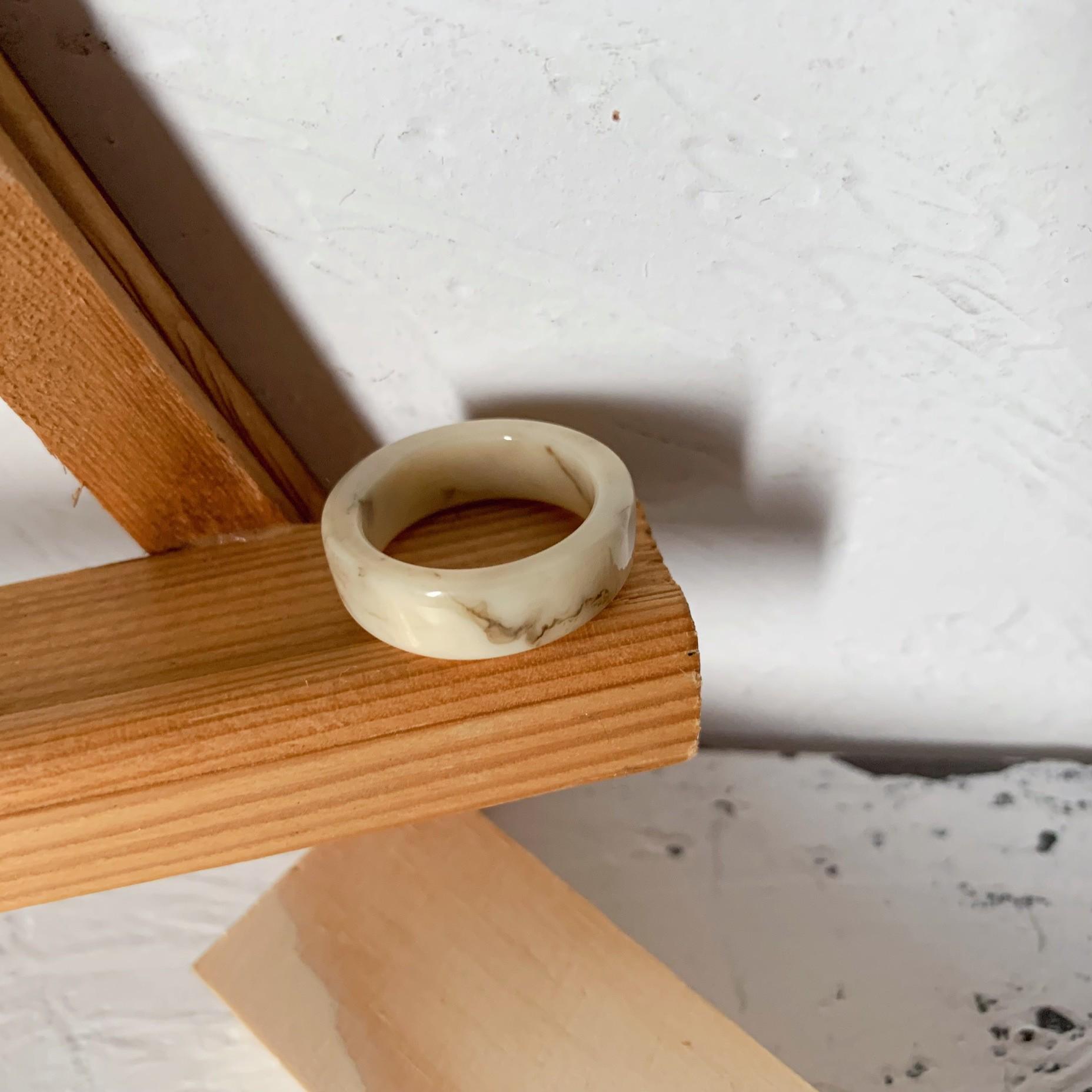 

Женское кольцо-заявление из высококачественной амбровой смолы - Универсальный холодный стиль для указательного пальца