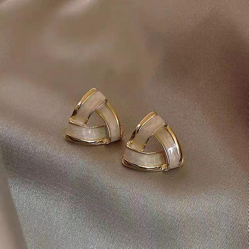 Wind fashion versatile stud earrings women's hot-selling high-end temperament trendy earrings street stall night market explosion
