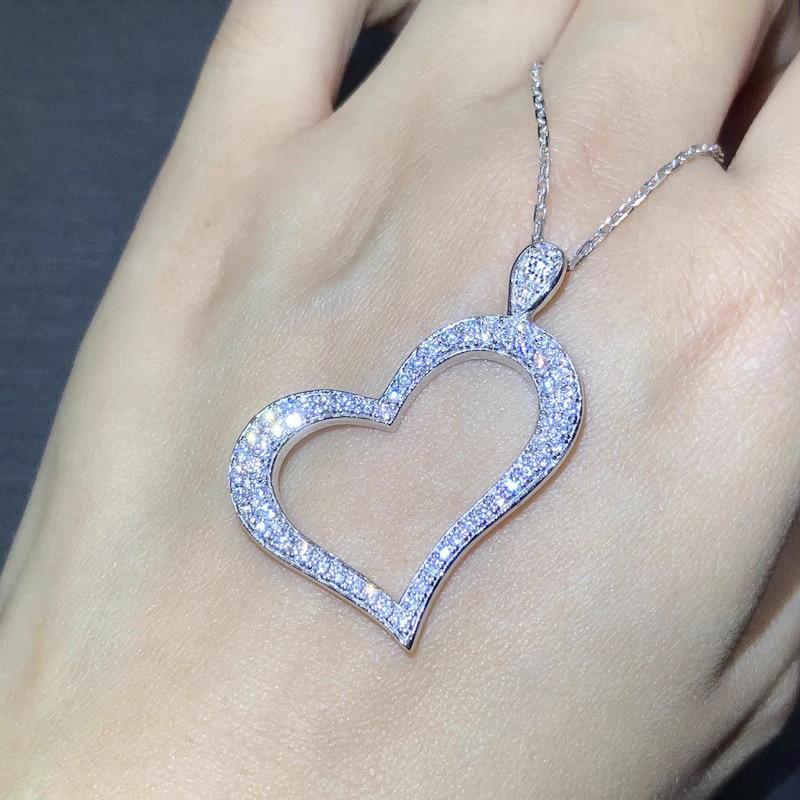 Heart Shaped Romantic Pendant Necklace, Hollowed Out Heart-shaped Necklace, Embellished with Synthetic Zircon, Daily Wear, Holiday Gift Giving